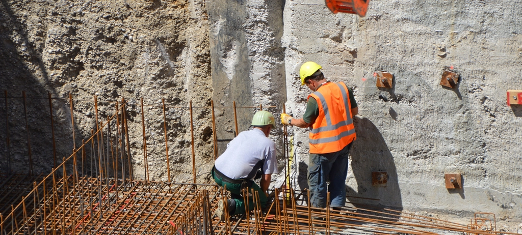 Chantier de construction avec ouvriers en activité